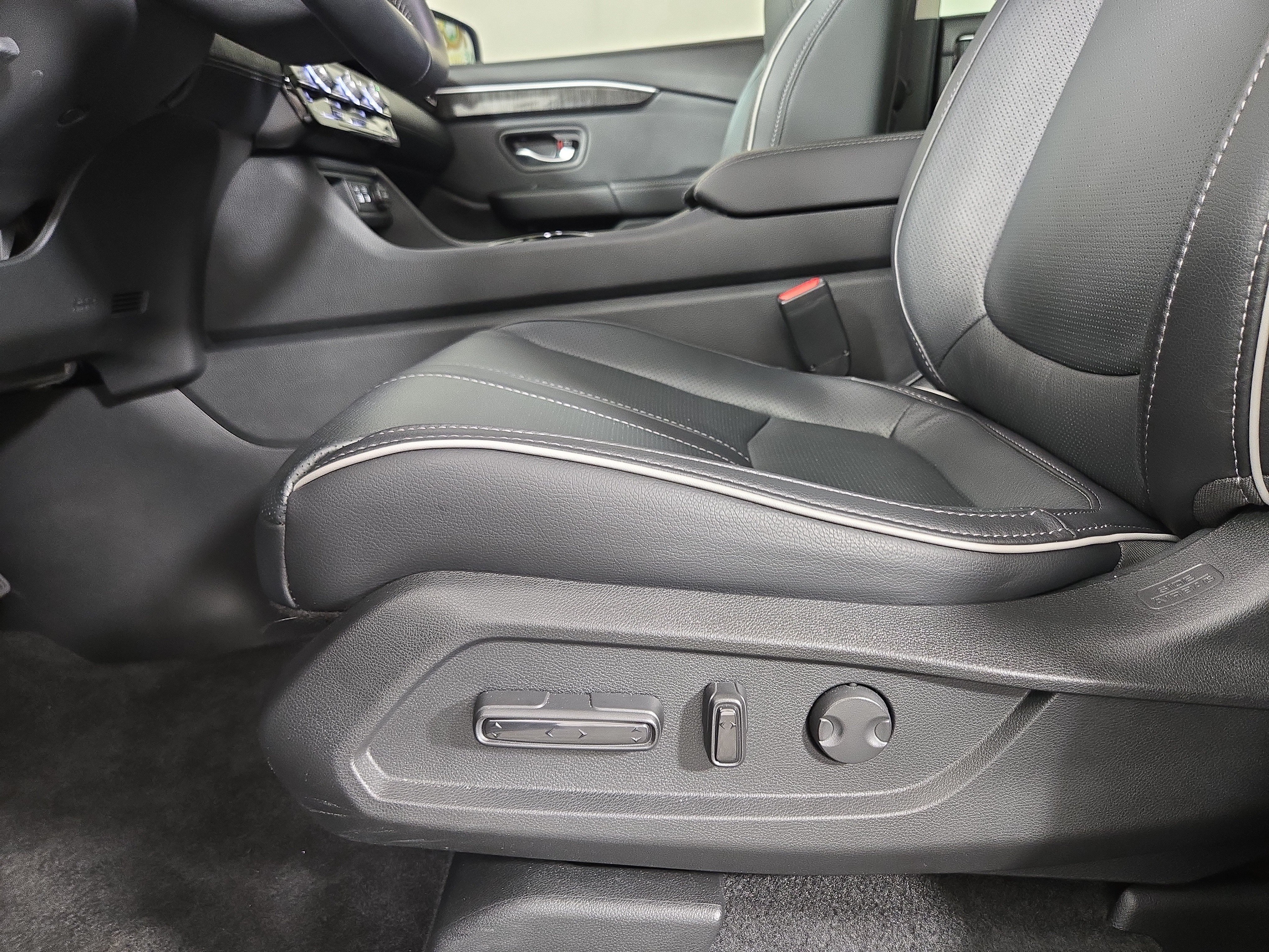 Used 2025 Honda Pilot Elite image 29