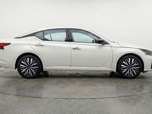 Used 2025 Nissan Altima 2.5 SV FWD image 11