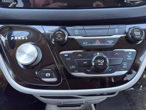 Used 2020 Chrysler Voyager Lxi image 37
