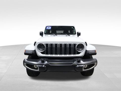 Used 2025 Jeep Wrangler Sahara image 7