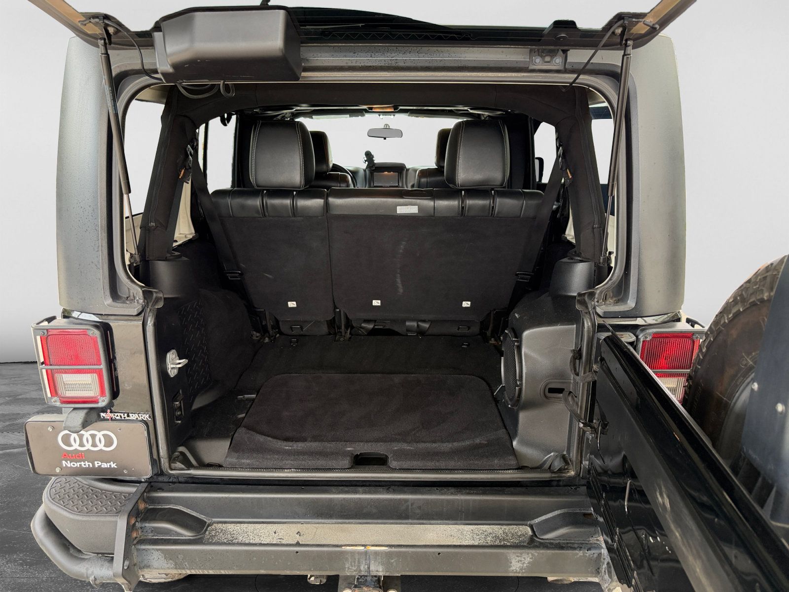 Used 2012 Jeep Wrangler Unlimited Rubicon AWD/4WD image 18