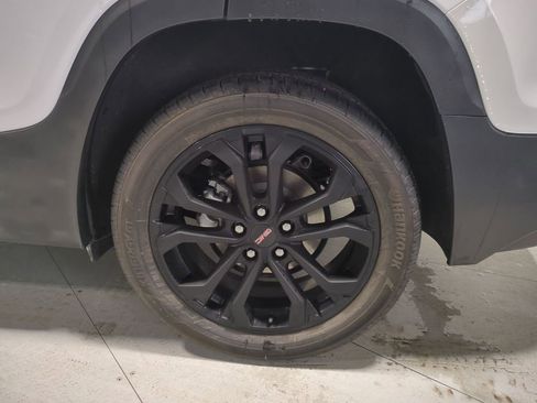 Used 2022 GMC Terrain SLE w/ Driver Convenience Package image 17