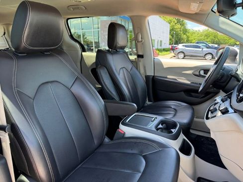 Used 2023 Chrysler Pacifica Touring-L FWD image 25