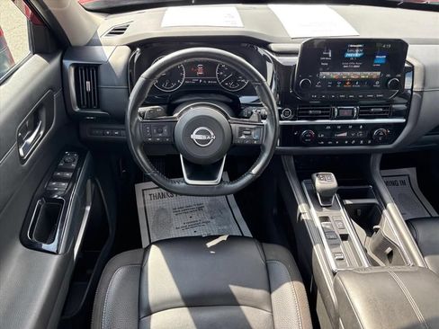 Used 2024 Nissan Pathfinder SL w/ Black Appearance Package FWD image 3
