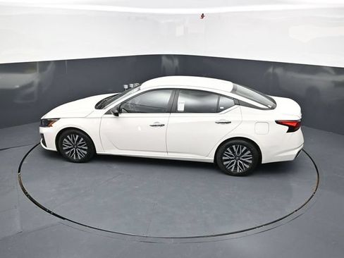 Used 2025 Nissan Altima 2.5 SV FWD image 35