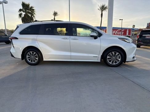 Used 2021 Toyota Sienna XLE w/ XLE Plus Package image 4