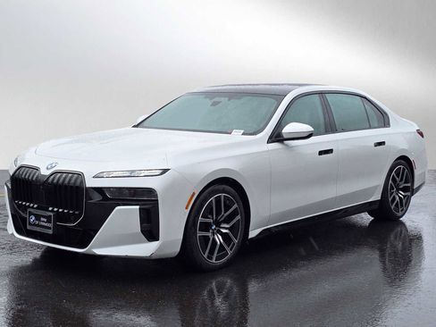 Used 2025 BMW 740i xDrive w/ Executive Package AWD/4WD image 8