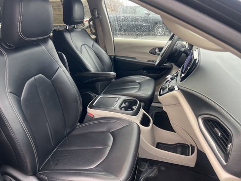 Used 2023 Chrysler Pacifica Touring-L image 26