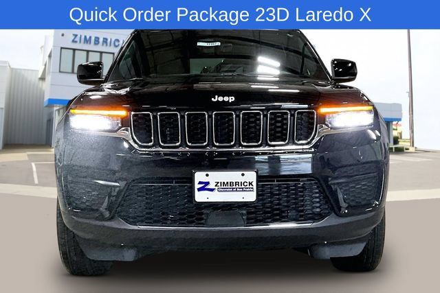 Used 2025 Jeep Grand Cherokee Laredo X w/ Luxury Tech Group I AWD/4WD image 2