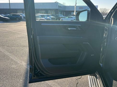 Used 2025 Chevrolet Tahoe High Country image 16