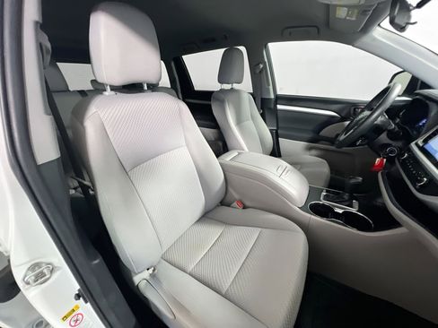 Used 2019 Toyota Highlander LE FWD image 30