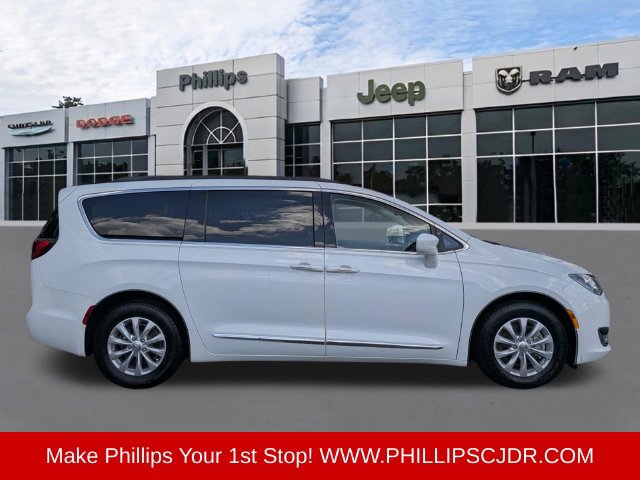 Used 2017 Chrysler Pacifica Touring-L FWD image 2