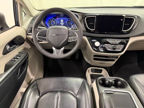 Used 2023 Chrysler Pacifica Touring-L FWD image 28