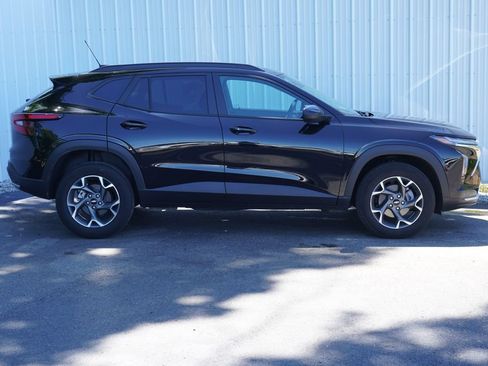 Used 2025 Chevrolet Trax LT w/ LT Convenience Package FWD image 2