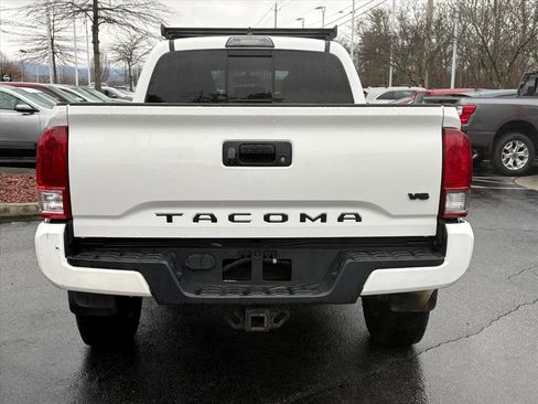 Used 2017 Toyota Tacoma TRD Sport image 6