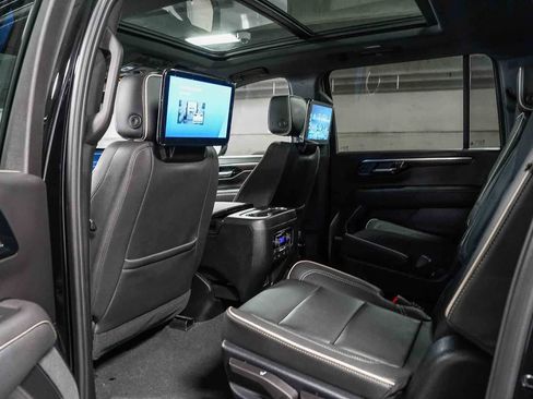Used 2025 Chevrolet Suburban Premier RWD image 16