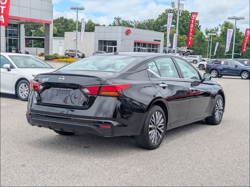 Used 2025 Nissan Altima 2.5 SV FWD image 3