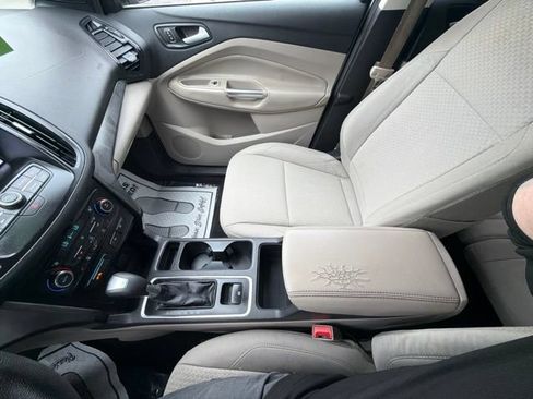 Used 2017 Ford Escape SE w/ Equipment Group 201A FWD image 19
