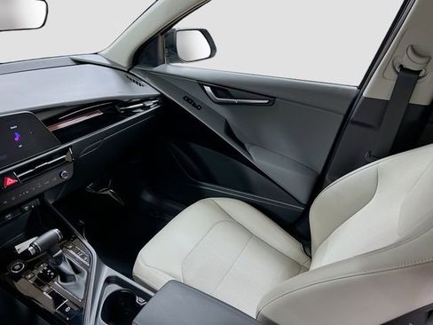 Certified 2023 Kia Niro EX image 23