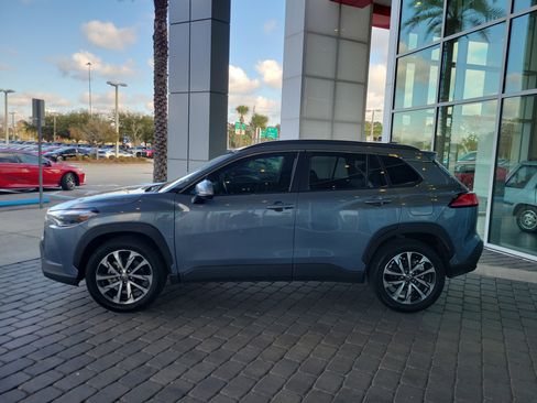 Used 2024 Toyota Corolla Cross XLE image 3