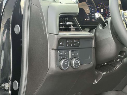 Used 2025 Chevrolet Suburban Z71 AWD/4WD image 13
