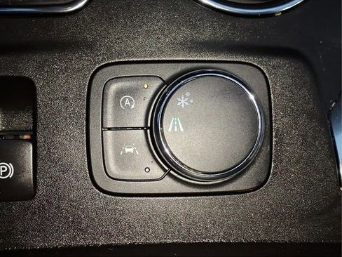 Used 2023 Chevrolet Traverse LT image 21