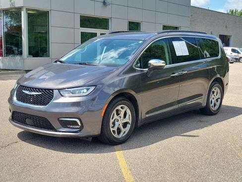Used 2023 Chrysler Pacifica Limited FWD image 2
