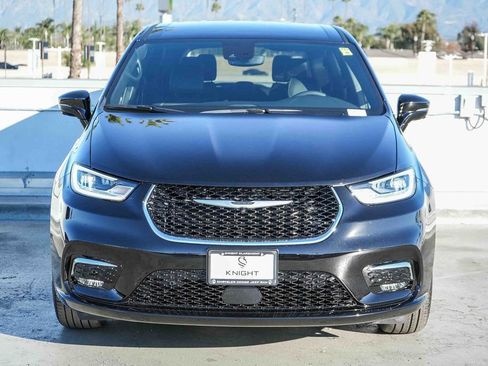 New 2026 Chrysler Pacifica Select image 3