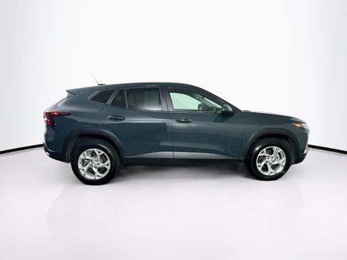 Used 2025 Chevrolet Trax LS w/ LS Convenience Package FWD image 10