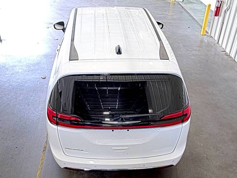 Used 2023 Chrysler Pacifica Touring-L FWD image 9