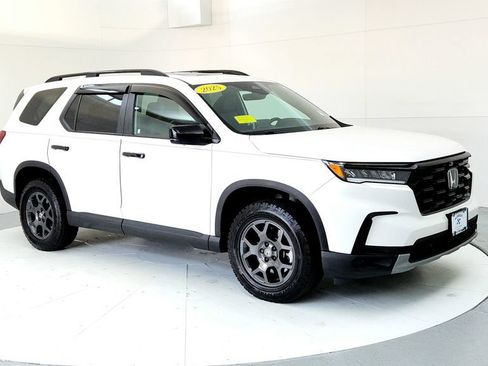 Used 2025 Honda Pilot TrailSport image 7