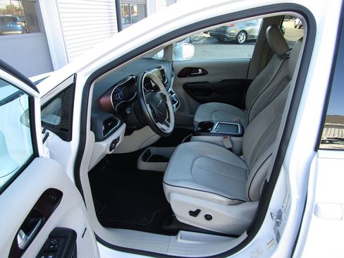Used 2017 Chrysler Pacifica Limited FWD image 4
