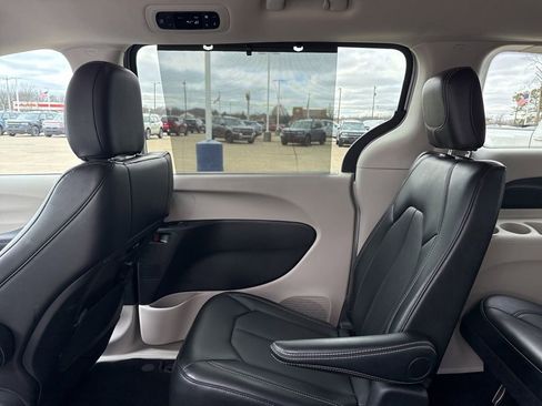 Used 2024 Chrysler Pacifica Touring-L image 11