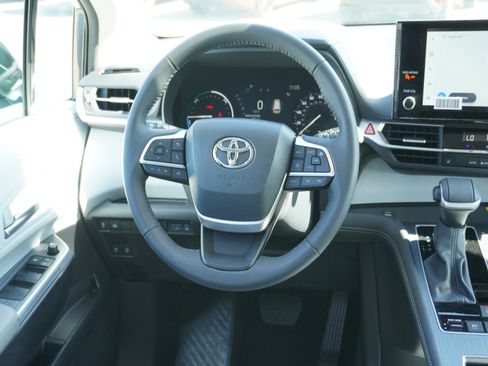 Used 2025 Toyota Sienna XLE image 17