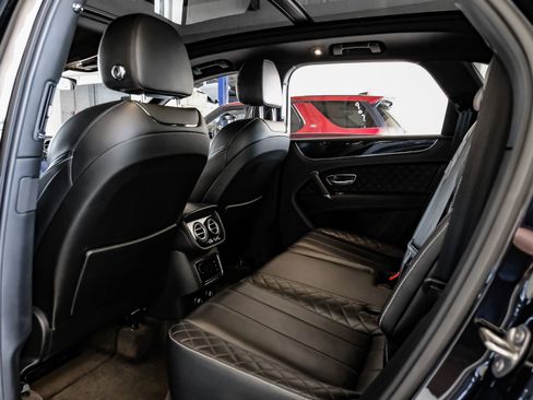 Used 2017 Bentley Bentayga image 42