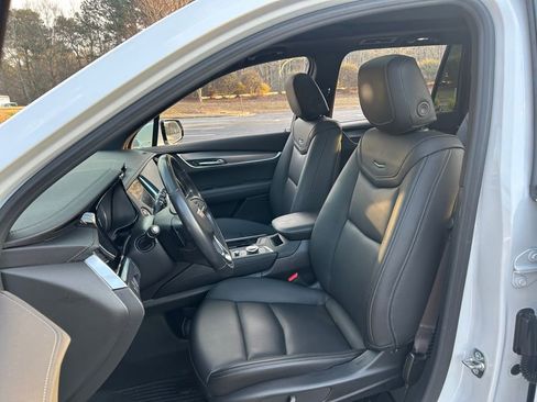 Used 2025 Cadillac XT6 Luxury image 35