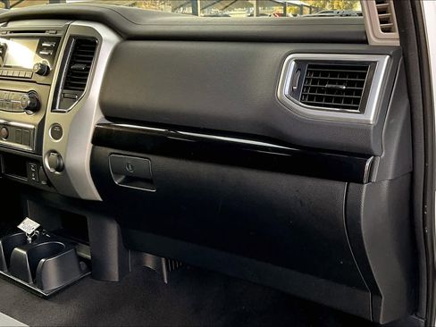 Used 2018 Nissan Titan SV image 17
