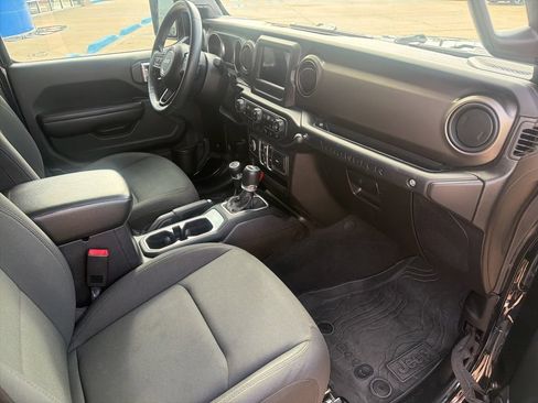 Used 2018 Jeep Wrangler Unlimited Sport S AWD/4WD image 38