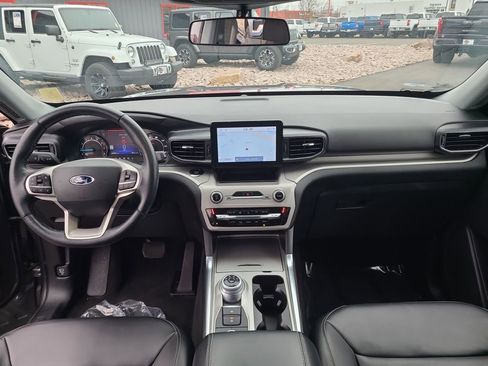 Used 2023 Ford Explorer XLT image 25