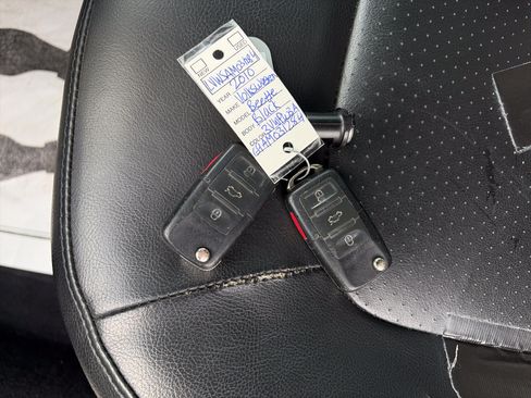 Used 2010 Volkswagen Beetle Coupe FWD image 28