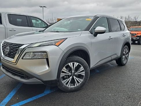 Used 2023 Nissan Rogue SV image 2