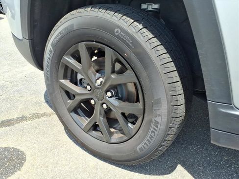 Used 2025 Jeep Grand Cherokee Altitude AWD/4WD image 30