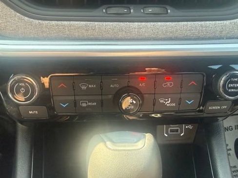 Used 2024 Jeep Compass Latitude w/ Convenience Group AWD/4WD image 21