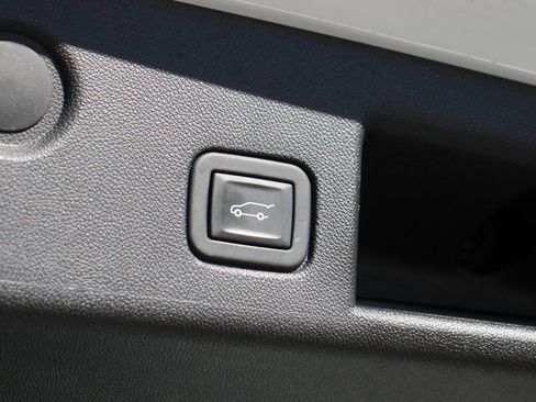 Used 2023 Chevrolet Equinox LT w/ Driver Convenience Package image 9