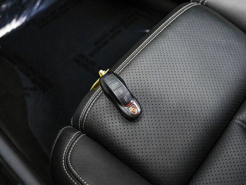 Used 2022 Porsche Macan image 52