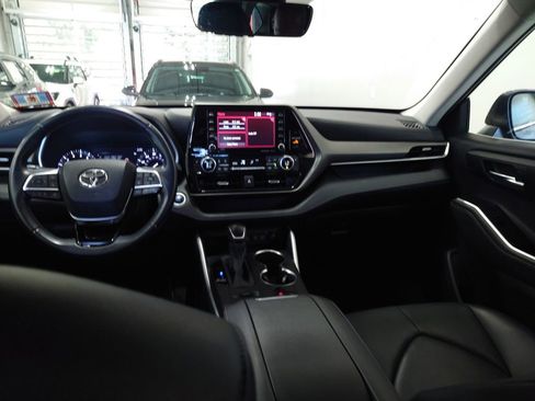 Used 2020 Toyota Highlander XLE AWD/4WD image 12