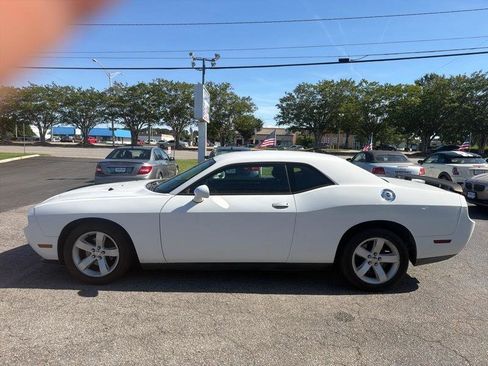 Used 2014 Dodge Challenger SXT RWD image 6