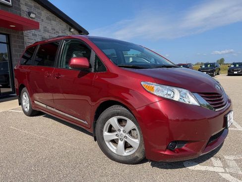 Used 2017 Toyota Sienna LE FWD image 3