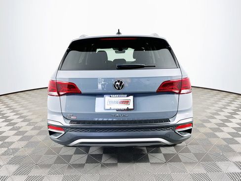 Used 2024 Volkswagen Taos SE w/ Panoramic Sunroof Package FWD image 9