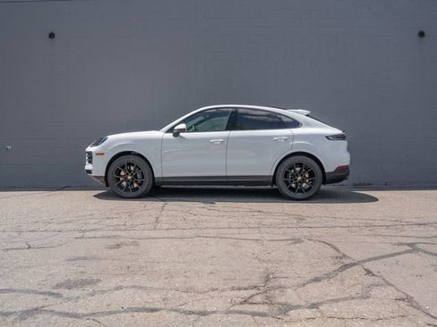 Used 2025 Porsche Cayenne Coupe AWD/4WD image 2